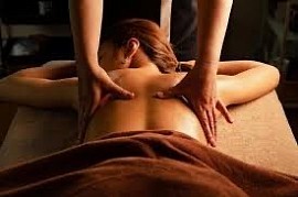 女性向けオイルマッサージの施術イメージ。男性セラピストによる心地よいハンド・オイルマッサージをホテルやご自宅で