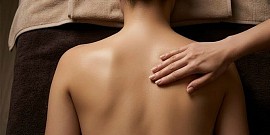 女性の背中を丁寧に施術するオイルマッサージのイメージ。女性専用の出張マッサージとして、渋谷区・新宿区のホテルやご自宅へ厳選された男性セラピストが伺います。